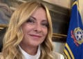Giorgia Meloni registra la sua voce all’ufficio europeo contro i fake