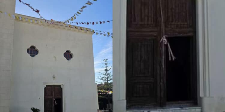 Villaputzu, buttata giù una porzione del portone parrocchiale in piazza di Chiesa: “Gesto che fa male a tutta la comunità”