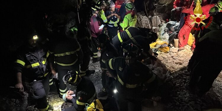 Urzulei, la bella notizia: i soccorritori raggiungono lo speleologo Luca Olmetto