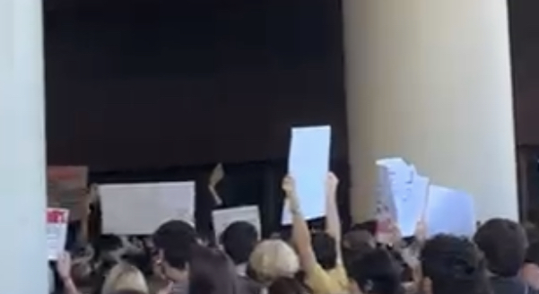 Cagliari, gli studenti protestano sotto il consiglio regionale: “Scuole a pezzi, ascoltateci”