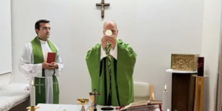 Papa Leone celebra messa per la prima volta dopo l’intervento: terrà l’Angelus domenica