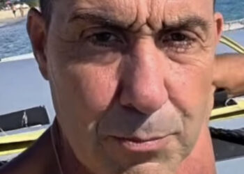 Costa Rei, Vannacci raccoglie la sfida di Renzi ma lui non si presenta: “È come aspettare Godot”