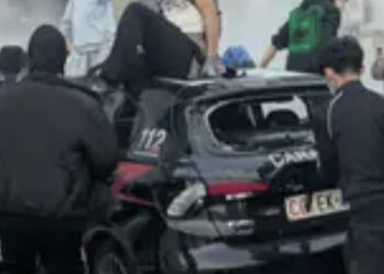 Milano, sassi contro la polizia durante la manifestazione in Piazza Duomo: la rivolta di 5mila giovanissimi