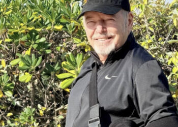 Vasco Rossi cade dalla bici e si rompe i legamenti della spalla: “Tanta fisioterapia, sempre rock!”