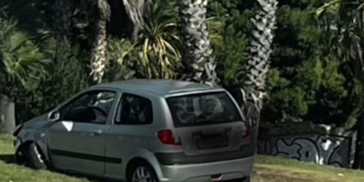 Quartu, auto finisce contro la rotonda di fronte a La Marinella: “Quante volte ancora dovrà accadere?”