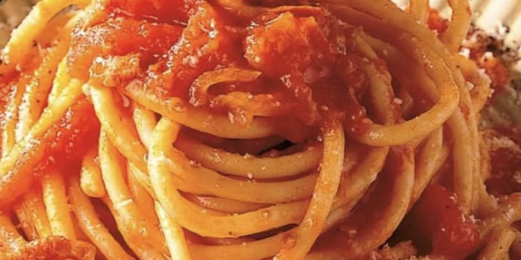 La cultura nel piatto, spaghetti all’amatriciana: la grande cucina italiana nasce dalla semplicità