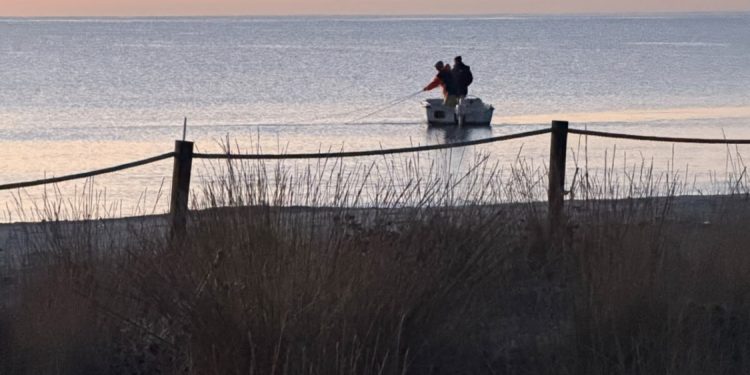 Cagliari, pescatore segnalato per irregolarità da un cittadino: intervento della Guardia Costiera