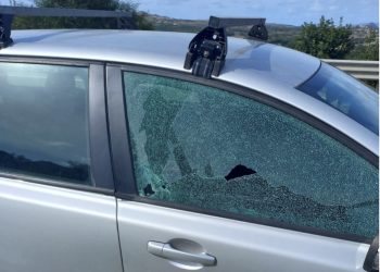 Carbonia, oggetto lanciato contro un’auto distrugge il finestrino: “Poteva finire in tragedia”