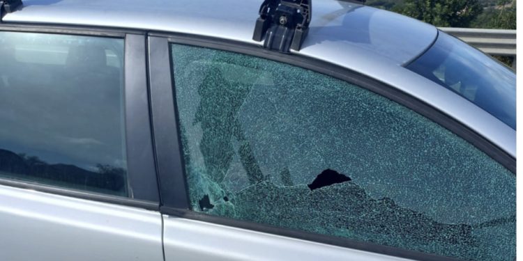 Carbonia, oggetto lanciato contro un’auto distrugge il finestrino: “Poteva finire in tragedia”