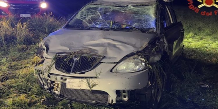 Auto esce di strada e si ribalta: morto un 15enne