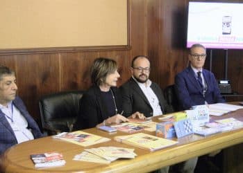 Addio smartphone al ristorante: in Sardegna parte la sperimentazione “A tavola senza schermi”