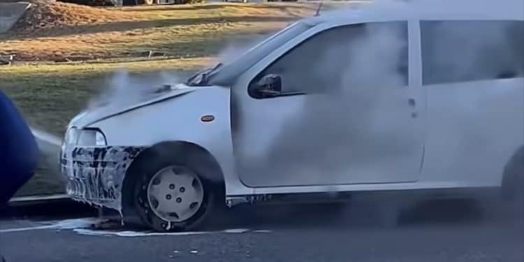 Quartu, auto in corsa prende fuoco al Poetto: illeso il conducente