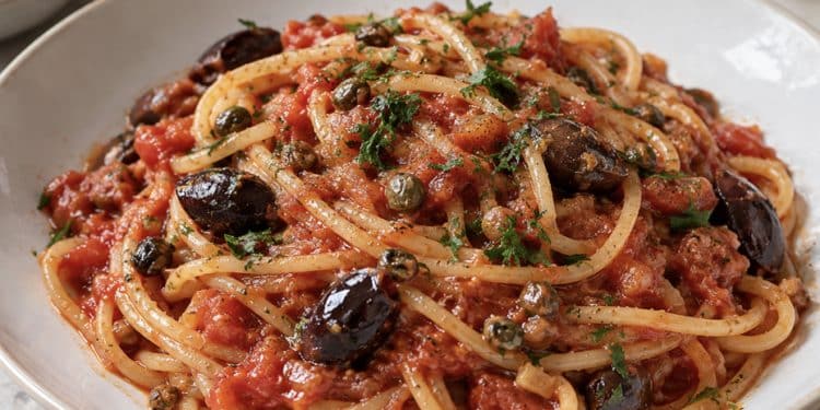 La cultura nel piatto, spaghetti alla puttanesca: una storia di cucina, arte e tradizione