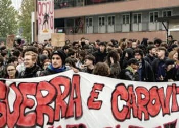 Italia in piazza contro il carovita: a Roma i manifestanti cercano di entrare in Parlamento
