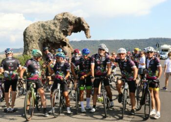 “L’isola diversa” fa tappa a Castelsardo con decine di cicloamatori
