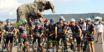 “L’isola diversa” fa tappa a Castelsardo con decine di cicloamatori