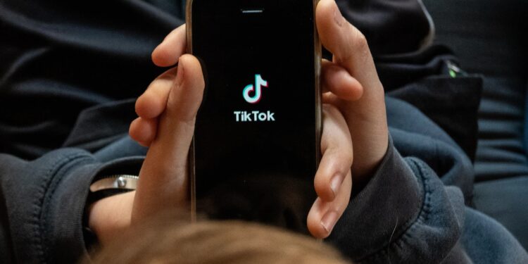 Quartu Sant’Elena, su Tik Tok parolacce con il logo del Comune, scatta la denuncia alla polizia postale