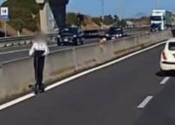 San Sperate, giovani a piedi o in monopattino sulla provinciale e sulla statale