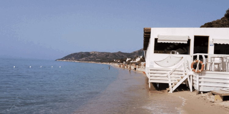 Santa Margherita di Pula, la struttura abusiva sulla battigia è stata rimossa: esultano gli ecologisti