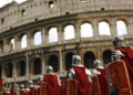 Rapina ed estorsione per le foto al Colosseo, “centurione romano” arrestato in Sardegna