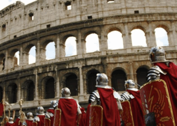 Rapina ed estorsione per le foto al Colosseo, “centurione romano” arrestato in Sardegna