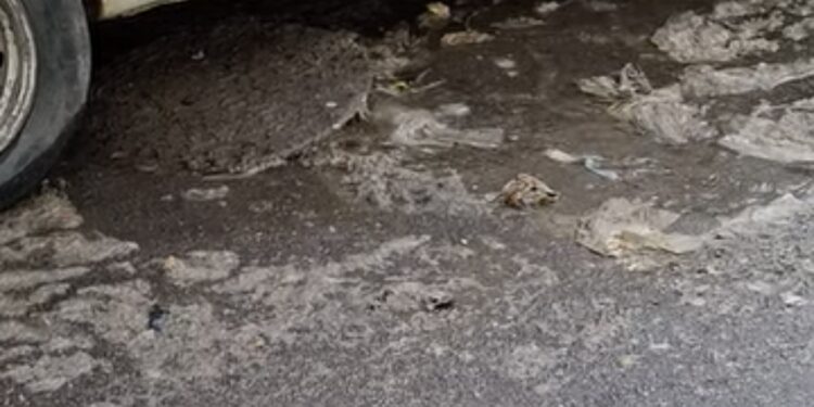 Assemini, basta un po’ di pioggia per far saltare le fogne: reflui e cattivo odore