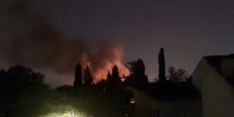 Quartu, camper e villetta a fuoco nel cuore della notte: il boato spaventa i cittadini