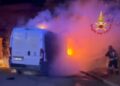 Assemini, paura in via Piave: prende fuoco un furgone nella notte
