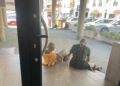 Cagliari, “in via Sonnino senza tetto dormono e passano la giornata nell’ingresso di un palazzo”