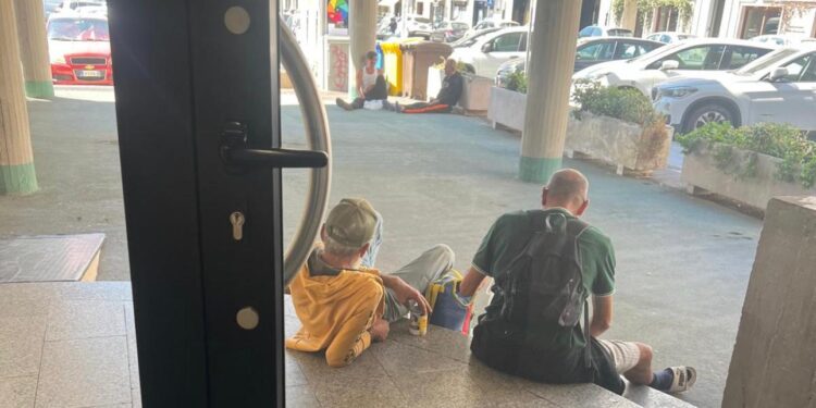 Cagliari, “in via Sonnino senza tetto dormono e passano la giornata nell’ingresso di un palazzo”