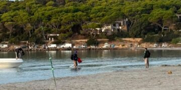 Sbarco fra i bagnanti a Porto Pino, l’imbarcazione abbandonata a pochi metri dalla riva