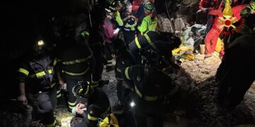 Corsa disperata contro il tempo per salvare lo speleologo intrappolato in grotta in Ogliastra: è ancora vivo