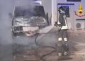 Auto e furgone in fiamme fra le case a Quartu Sant’Elena