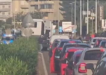 Cagliari, un furgone di traverso paralizza via Peretti: tutti fermi per mezz’ora