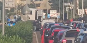 Cagliari, un furgone di traverso paralizza via Peretti: tutti fermi per mezz’ora