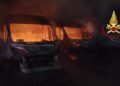 Elmas, inferno di fuoco nella notte: in fiamme 11 furgoni di una ditta di trasporti