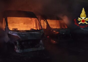 Elmas, inferno di fuoco nella notte: in fiamme 11 furgoni della FedEx