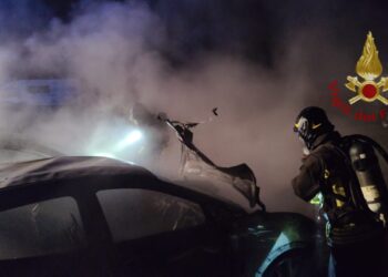 Assemini, a fuoco due auto all’alba in campagna: completamente distrutte