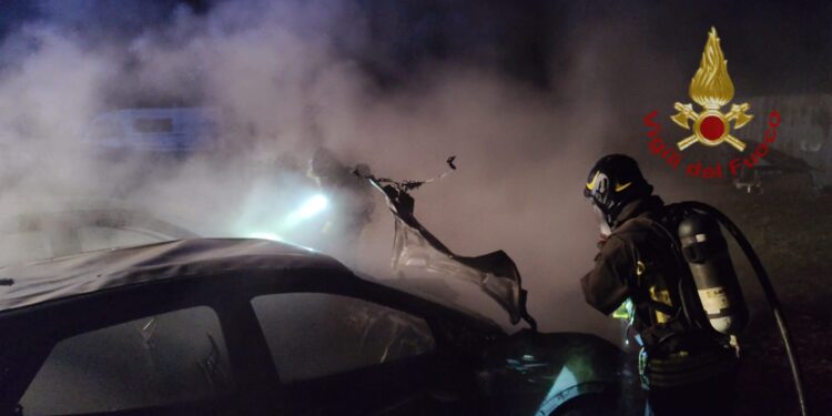 Assemini, a fuoco due auto all’alba in campagna: completamente distrutte