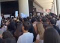 Cagliari, gli studenti protestano sotto il consiglio regionale: “Scuole a pezzi, ascoltateci”