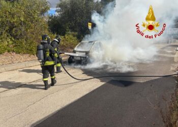 Elmas, auto prende fuoco mentre percorre viale Cagliari