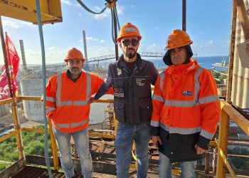 Eurallumina, lavoratori protestano sul forno a 60 metri di altezza: “Basta rinvii, servono risorse subito”