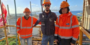 Eurallumina, lavoratori protestano sul forno a 60 metri di altezza: “Basta rinvii, servono risorse subito”