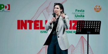 Elly Schlein blinda Todde e lancia da Cagliari la corsa a premier: “Vietato dividersi”