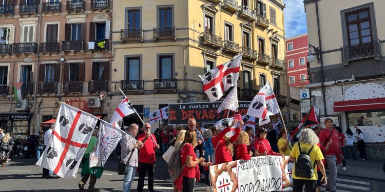 No alle armi e stop al caro vita, a Cagliari migliaia in piazza fra slogan e striscioni