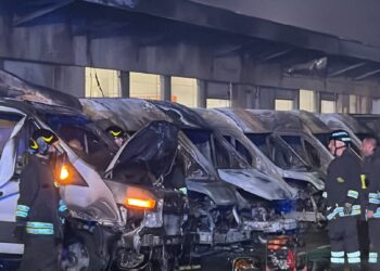 Elmas, 13 furgoni bruciati nella notte alla Fedex: atto doloso, volevano bruciare la filiale