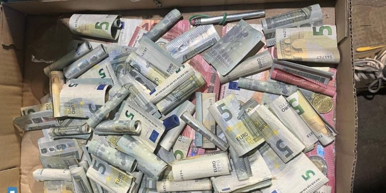 Orgosolo, la polizia esegue 8 perquisizioni: scovati fucili, detonatori e kg di droga