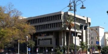 In vacanza con il figlio di 10 mesi in Sardegna non lo riporta all’estero dal padre: il tribunale dispone il rientro
