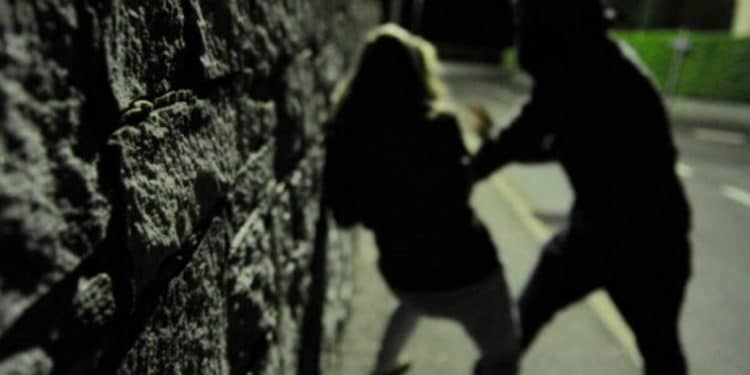 Shock a Sestu, donna aggredita in strada da un uomo col volto coperto da una maschera