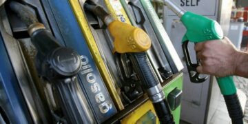 Caro carburanti, stipendi e costo della vita, tutti in piazza a Cagliari: “Basta pagare due volte la crisi”